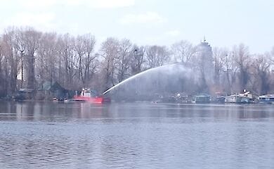 В Киеве загорелись дачные домики на воде