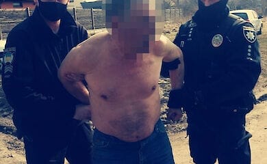 Мужчина на улице схватил и начал душить девочку-подростка
