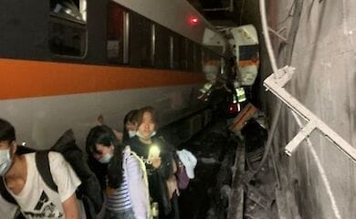 На Тайване поезд сошел с рельсов: погибло много людей