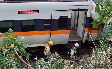Масштабная авария поезда в Тайване: подробности