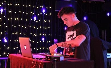 Электронный продюсер Daniel Deluxe сыграет в Киеве