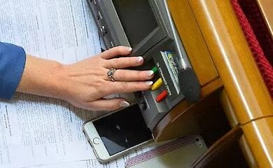 Депутаты в Украине будут голосовать через смартфон