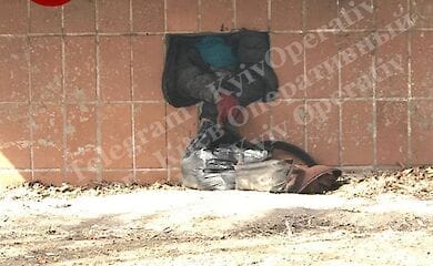 В Киеве бездомный умер под стеной дома
