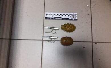 В Киеве возле метро задержали двоих мужчин с гранатами
