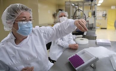 Во Франции увеличили паузу между первой и второй прививкой от коронавируса