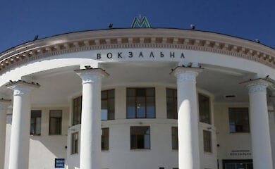 Несмотря на карантин: в Киеве возле одной из станций метро – скопление людей