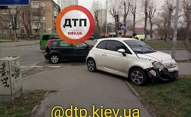 ДТП в Святошинском районе: авто влетело в столб