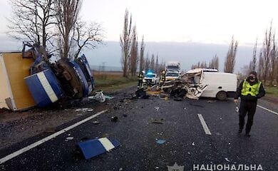 В Николаевской области микроавтобус с телами умерших от Covid столкнулся с авто почты, есть жертвы