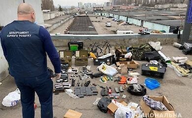 У Харкові поліцейські в гаражі виявили автомати і міни.