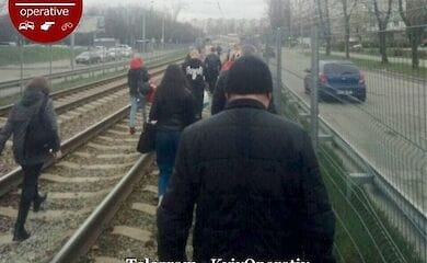 На работу – по шпалам: в Киеве заблокировано движение скоростного трамвая