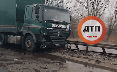 В Киеве фура с пивом устроила ДТП