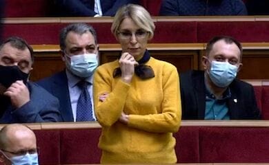 Народный депутат во время заседания смотрела фильм на смартфоне