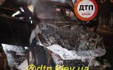 В центре Киева ночью сгорел Mercedes