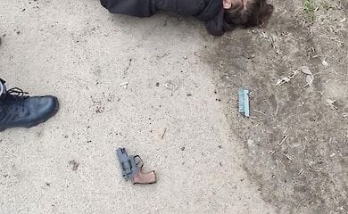 Чоловік двічі вистрілив в себе, тікаючи від копів