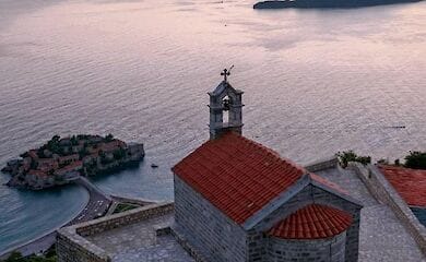 У Чорногорії заявили про намір пускати українців за спрощеною процедурою