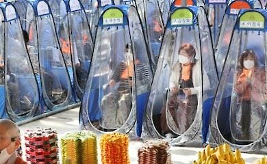 Для верующих в Корее придумали специальные одноместные палатки, чтобы не подвергать их опасности заражения 