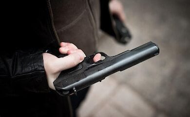 Подросток выстрелил себе в рот из газового пистолета и остался жив
