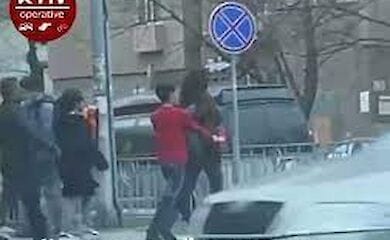 У Києві момент спроби пограбування перехожої потрапив на відео