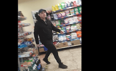 В Мариуполе мужчина с топором громил супермаркет (видео)