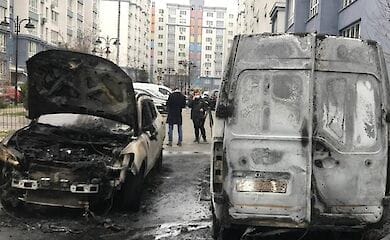 Мужчина из-за приступа ревности сжег четыре авто
