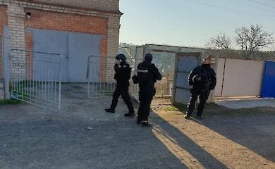 К мужчине, который с топором громил супермаркет, пришла с обыском полиция