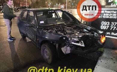 В Киеве на Гетьмана водитель протаранил два авто