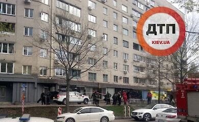 Мужчина выпрыгнул из окна многоэтажки и разбился о козырек магазина