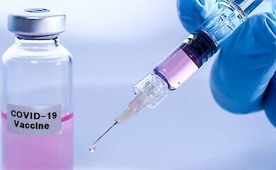 Эксперты объяснили, может ли привитый от COVID-19 быть переносчиком вируса