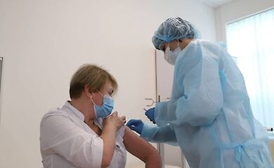 Как людям старше 65 лет записаться на вакцинацию - инструкция