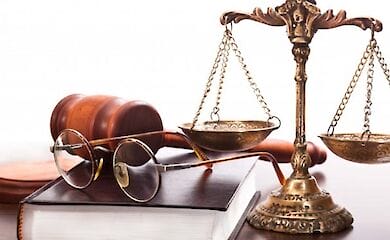 Нечистый на руку адвокат предстанет перед судом 