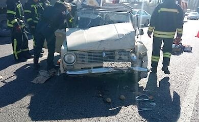 ДТП в Киеве: спасатели доставали пострадавшего из авто