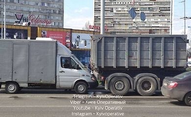 У Києві сталася ДТП за участі двох вантажівок
