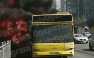 У Києві на Правому березі загорівся автобус