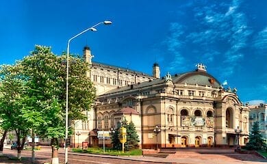 В ближайшие две недели зрителей ожидают любимые оперы, балеты и 2 знаковых Гала-концерта - Gala Italia и Gala Europa при участием ведущих мастеров сцены.