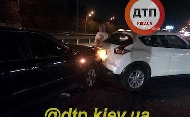 В Киеве на Большой кольцевой пострадали мать и ребенок
