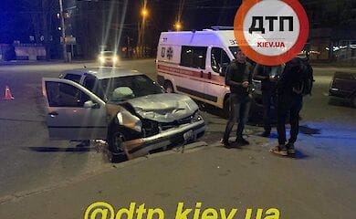 В Киеве возле Соломенского рынка произошло ДТП, есть пострадавшие