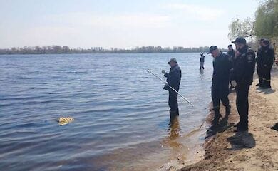 У Києві на Оболоні з річки дістали тіло чоловіка