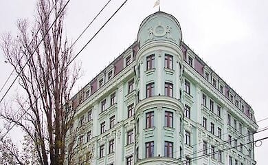 В Одессе мужчину травмировал карниз здания 