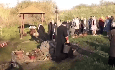 На Харьковщине священник провел экспресс-освящение пасок