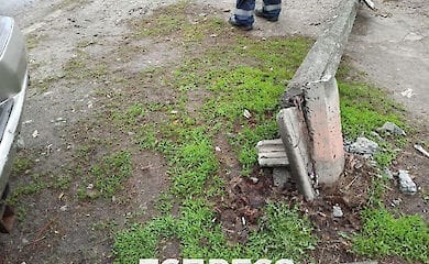 У Києві на перехожого впав збитий автомобілем стовп
