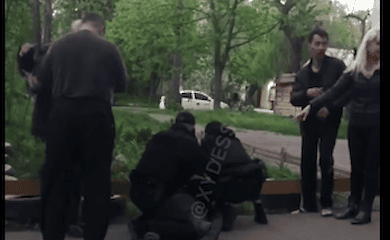 В Одессе пьяные мужчины набросились на ребенка на детской площадке