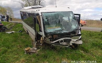 На Прикарпатті автомобіль врізався в рейсовий автобус. Є загиблі