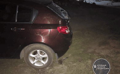 П'яний хлопець на авто здавав задом і наїхав на чоловіка з дітьми