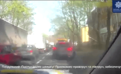 Патрульные расчистили дорогу, чтобы ребенка доставили в больницу