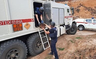 В Харьковской области мужчина нашел на огороде склад боеприпасов