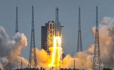 Пронесло: китайская неуправляемая ракета упала в океан