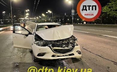 У Києві на проспекті Соборності зіткнулися три авто і автобус