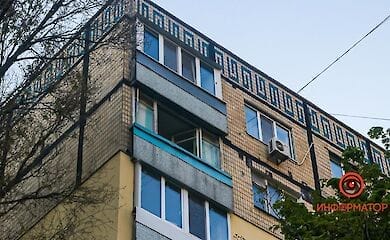 У Дніпрі чоловік викинувся з вікна і впав на жінку