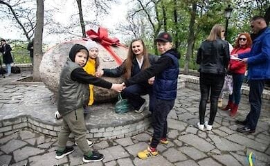 В Мариинском парке поставили памятник в честь мам
