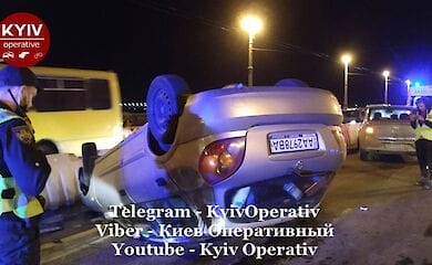 У Києві на мосту Патона перекинулася автівка